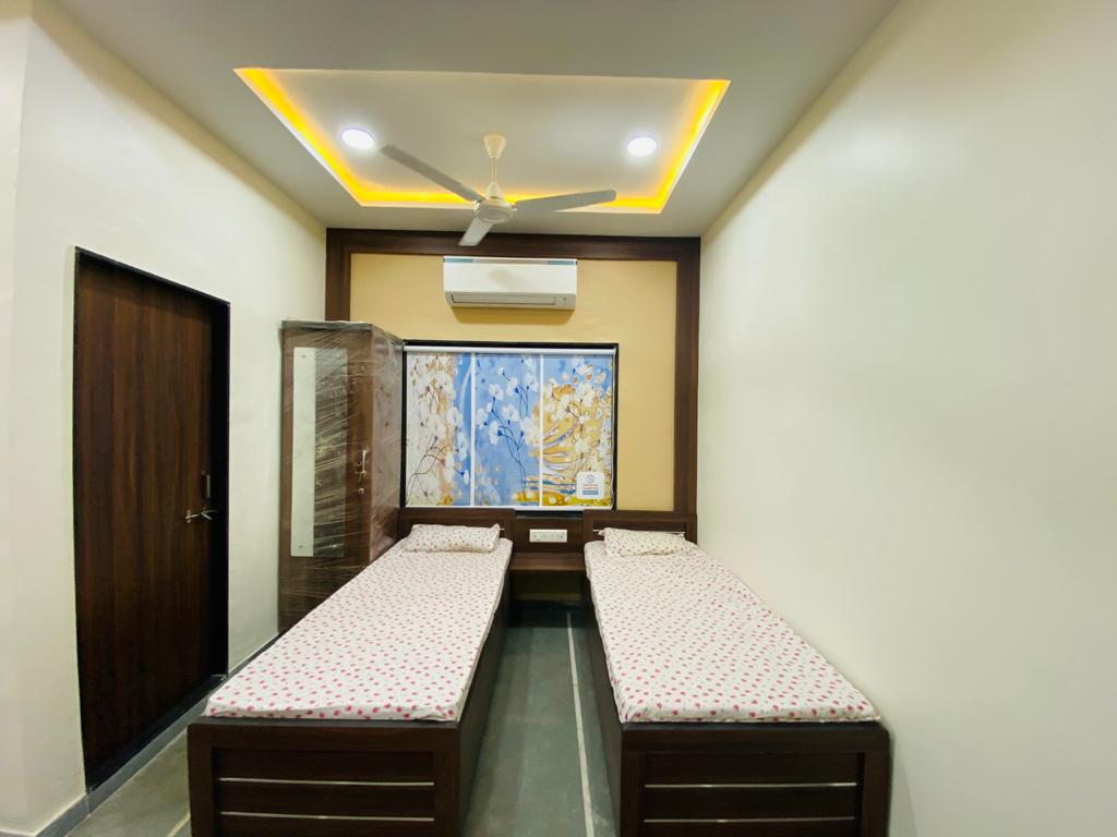 Pg for Girls cg road Navrangpura